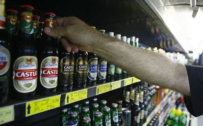 Ampolles de cervesa en una botiga a Durban, Sud-àfrica.