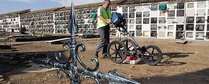 Se han iniciado los trabajos para la exhumación de la fosa común del cementerio de Nuestra Señora de la Salud (Cordoba)