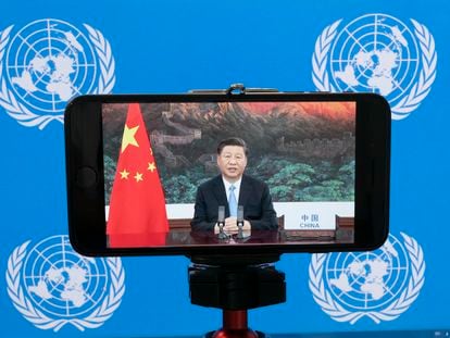 Xi Jinping, visto a través de una pantalla de teléfono móvil, durante su intervención a distancia en la Asamblea General de Naciones Unidas.