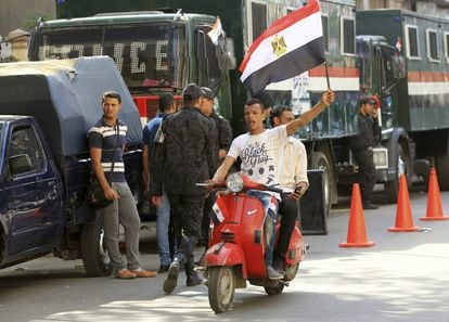 Un hombre ondea una bandera egipcia durante una protesta en El Cairo este lunes. 