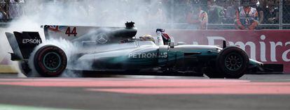 Lewis Hamilton celebra su cuarto título de campeón en México.