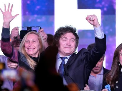 Javier Milei, el candidato de La Libertad Avanza, celebra los resultados electorales junto a su hermana Karina en la sede de la formación, el pasado domingo en Buenos Aires.