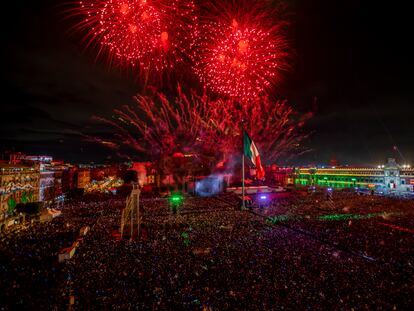 Los fuegos artificiales que iluminaron el Zócalo luego de que el presidente López Obrador diera el Grito de Independencia, este jueves 15 de septiembre.