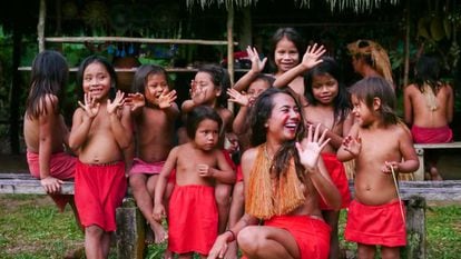Mariel Galán con un grupo de niños de la tribu Yagua.