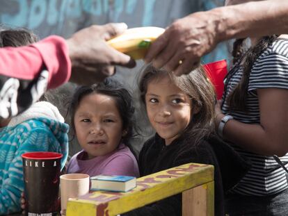 Migrantes entre fogones a la espera de un visado