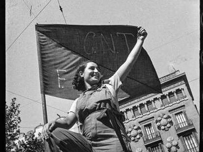 Miliciana anarquista a la Rambla de Barcelona, el 25 de juliol de 1936, en un típic contrapicat tan propi d’Antoni Campañà.