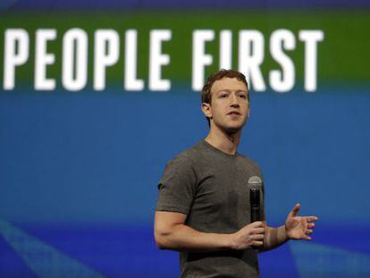 Cada &#039;me gusta&#039; en Facebook es una pista que las m&aacute;quinas pueden recopilar para determinar la personalidad. En la imagen, Mark Zuckerberg durante una conferencia de Facebook en abril pasado.