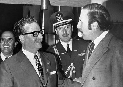 Salvador Allende (izquierda), presidente de Chile habla con Orlando Letelier, embajador chileno en Estados Unidos durante una reunión en Quito en 1971.