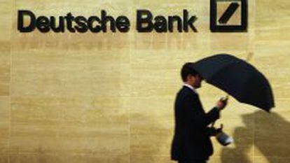 Un hombre camina por las oficinas de Deutsche Bank en Londres.