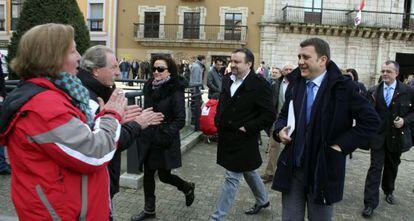 El alcalde saliente, Carlos L&oacute;pez Riesco  (2d) a su llegada al pleno del ayuntamiento de Ponferrada.