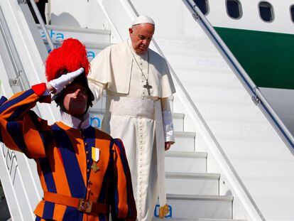El papa Francisco desembarca en el aeropuerto de Ginebra (Suiza).