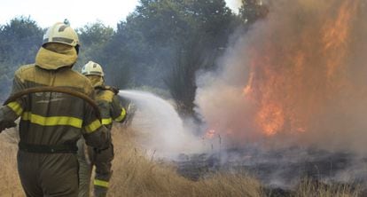 Peones de Seaga participan en la extinci&oacute;n de un incendio en A Peroxa (Ourense) en 2010. 