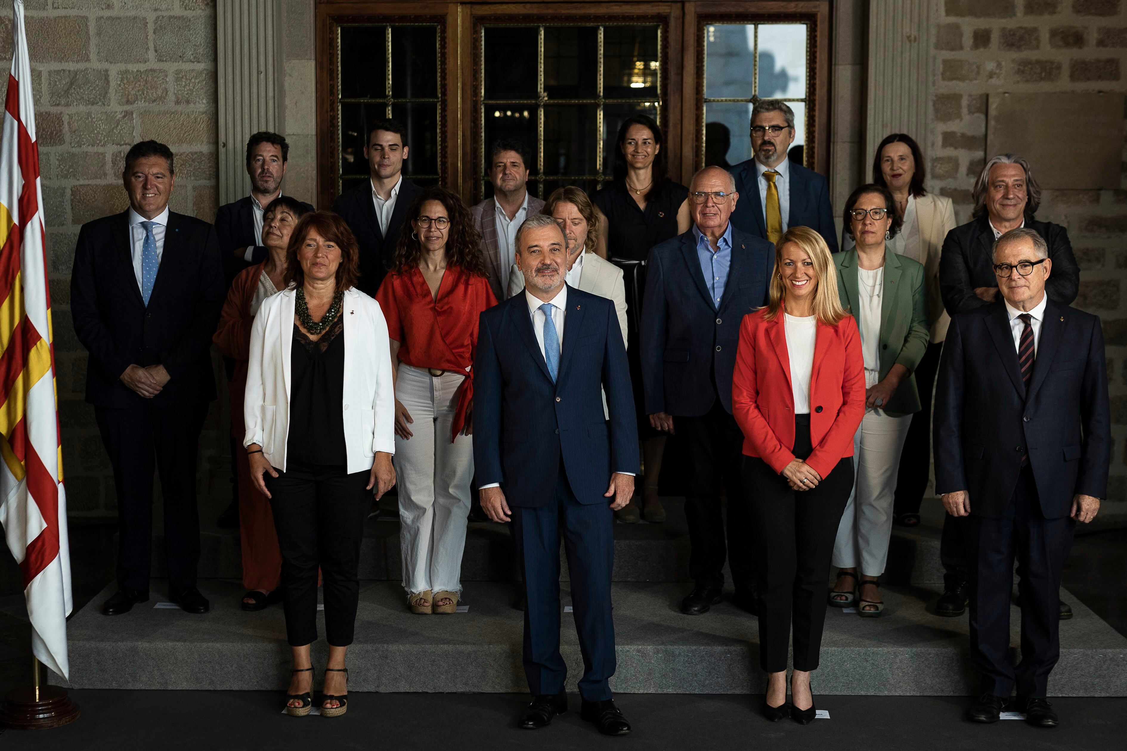 El alcalde de Barcelona, Jaume Collboni, rodeado de sus tenientes de alcaldía, concejales y comisionados, en la presentación de la estructura política de su gobierno.