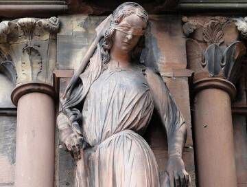 Escultura de Sabina von Steinbach (s. XIII) en la catedral de Estrasburgo. |