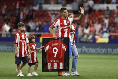 - El delantero uruguayo del Atlético de Madrid, Luis Suárez, junto a sus hijos, se despide de la afición al término del partido correspondiente a la jornada 37 de primera división.