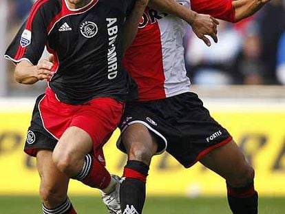 Gabri desborda a De Guzmán en un Ajax-Feyenoord.