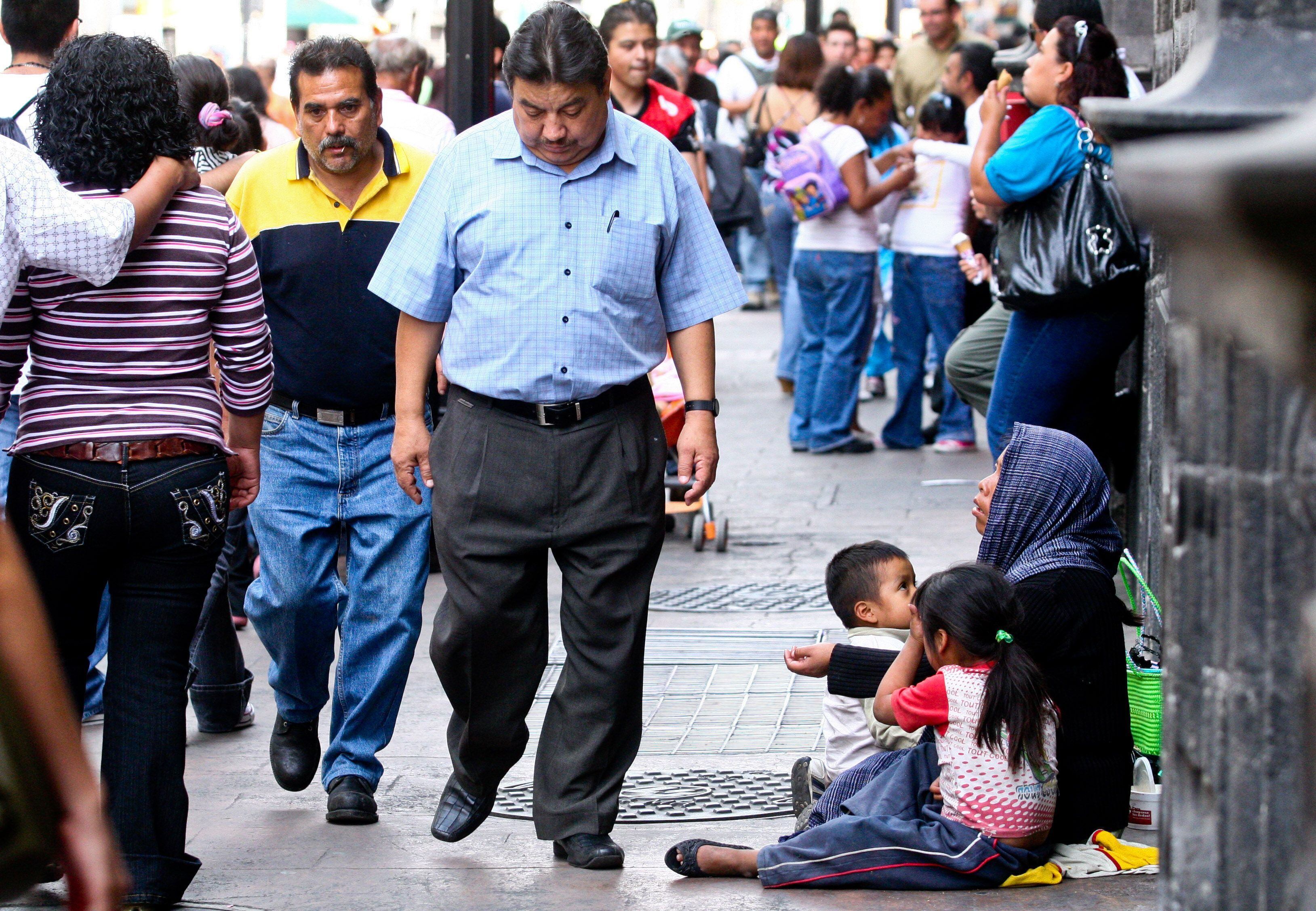 Una mujer pide limosna en el centro histórico de Ciudad de México. 