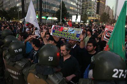 Manifestantes se manifiestan en Santiago contra el proyecto de HidroAys&eacute;n.