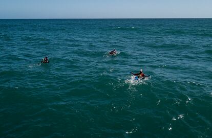 Tres hombres pescan en La Guaira, Venezuela.