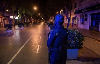 Una patrulla de la Policía Nacional en la céntrica calle Blanquerna de Palma, Mallorca. La presidenta del Govern balear, Francina Armengol, ha confirmado que el toque de queda en Baleares será el establecido por el Gobierno central de 23.00 a 6.00 horas.