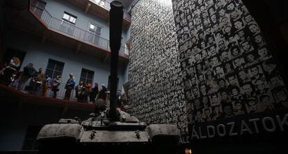 Un tanque soviético en la Casa del Terror.
