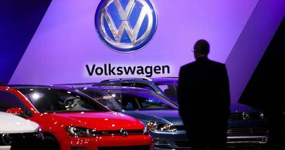Un hombre observa coches de Volkswagen en el Salón del automóvil de Nueva York.