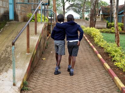 Dos alumnos de la escuela de Thika, en el condado de Kiambu, en Kenia, el 29 de octubre de 2020.