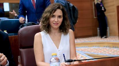 La presidenta de la Comunidad de Madrid, Isabel Díaz Ayuso, antes del comienzo del pleno en Madrid, este jueves.