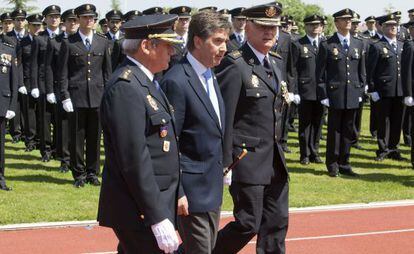 Ignacio Cosidó pasa revista a una formación de policías en junio del pasado año.