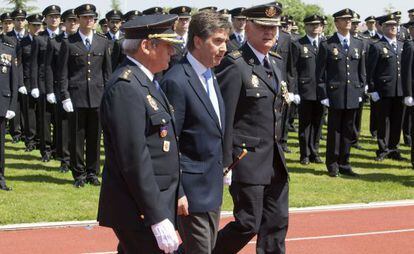 Ignacio Cosid&oacute; pasa revista a una formaci&oacute;n de polic&iacute;as en junio del pasado a&ntilde;o.