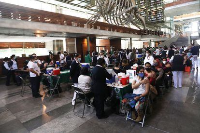 Jornada de vacunación de profesores en mayo de 2021, en la Biblioteca Vasconcelos de Ciudad de México.