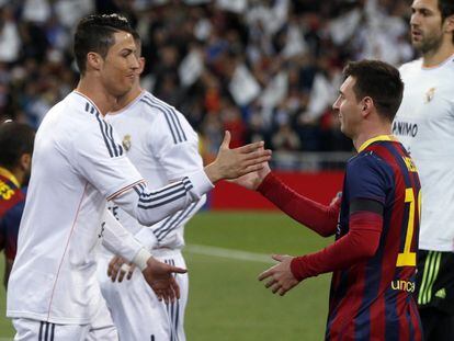 Real Madrid&#039;s Cristiano Ronaldo (L) shakes hands with Barcelona&#039;s Lionel Messi before La Liga&#039;s second &#039;classic&#039; soccer match of the season at Santiago Bernabeu stadium in Madrid March 23, 2014.  REUTERS/Stringer (SPAIN - Tags: SPORT SOCCER)