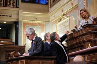 El diputado del PP y secretario cuarto de la Mesa del Congreso, Adolfo Suárez Illana, comunica que deja la política durante una sesión plenaria en el Congreso de los Diputados, este jueves.