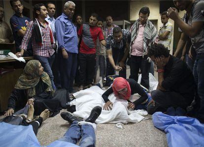 Partidarios del depuesto Mohamed Morsi, junto a sus familiares muertos en los choques en El Cairo.