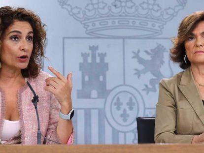 La vicepresidenta del Gobierno y ministra de Igualdad en funciones, Carmen Calvo (a la derecha), y la ministra de Hacienda, María Jesús Montero.