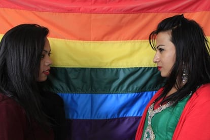 Los transexuales Sirju Magar y Simrn Sherchan, cara a cara con la bandera del arcoiris de fondo.