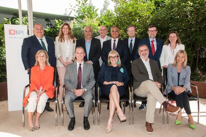 Los miembros del comité consultivo de accionistas de CaixaBank se reunieron con el consejero delegado de BPI, João Pedro Oliveira e Costa, en Lisboa, donde han viajado con el objetivo de conocer de primera mano la actividad y el negocio del banco portugués.