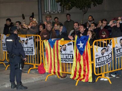 GRAF437. MADRID, 09/11/2017.- Simpatizantes independentistas esperan frente al Tribunal Supremo la salida del coche que transporta a la presidenta del Parlament de Cataluña, Carme Forcadell, en dirección a la cárcel madrileña de Alcalá-Meco después de que el juez Pablo Llarena haya decretado para ella prisión eludible con el pago de una fianza de 150.000 euros. EFE/Rodrigo Jiménez