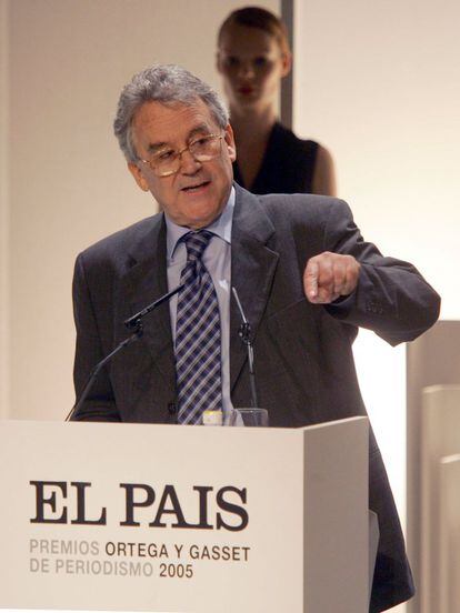 El historiador Santos Juliá, durante su intervención en el acto de entrega de los Premios Ortega y Gasset de Periodismo 2005, en el Círculo de Bellas de Madrid.