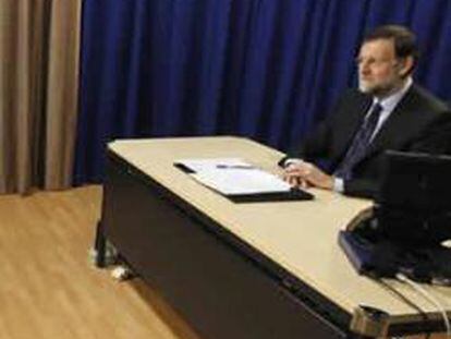 El jefe del Ejecutivo, Mariano Rajoy, durante su primera videoconferencia desde el Palacio de la Moncloa