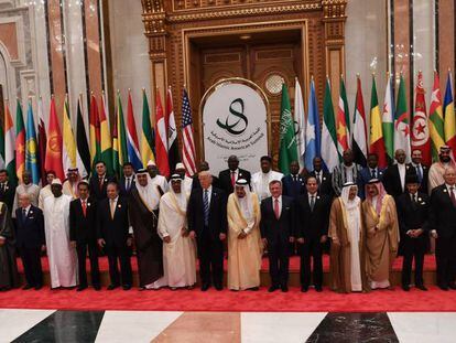 Donald Trump con el Rey de Arabia Saud&iacute; y otros mandatarios isl&aacute;micos en Riad.