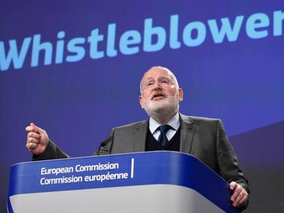 El vicepresidente de la Comisión Europea, Frans Timmermans, esta semana durante la presentación de su propuesta de directiva para proteger a los denunciadores.