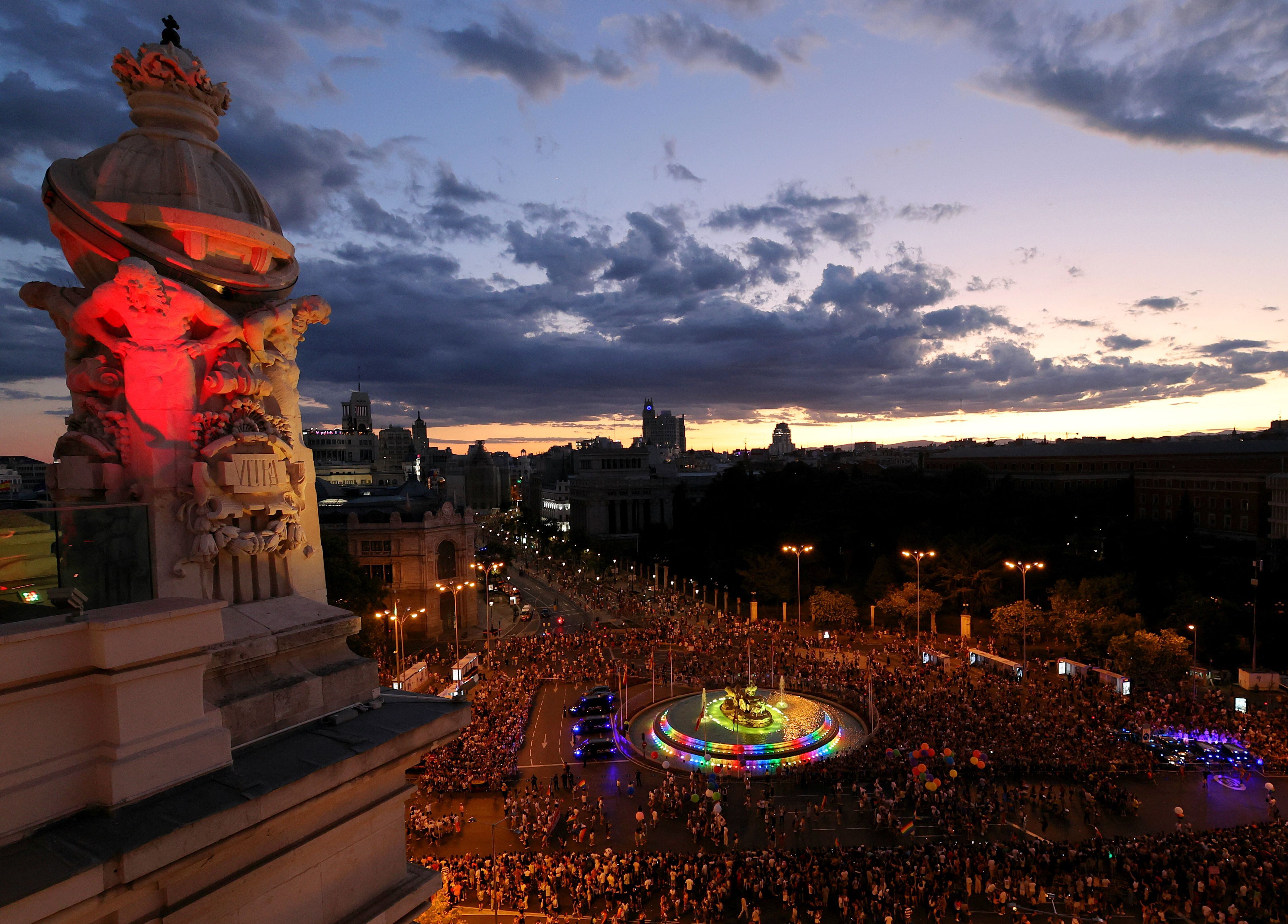 La manifestación del Orgullo LGTBI+ 2023 a su llegada a la Plaza de Cibeles, con la fuente iluminada.