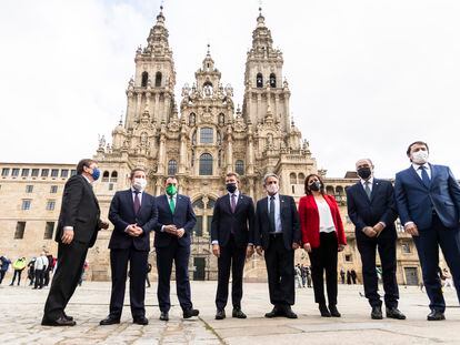 Desde la izquierda, los presidentes de Extremadura, Castilla-La Mancha, Asturias, Galicia, Cantabria, La Rioja, Aragón y Castilla y León, este martes en Santiago.