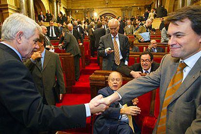 Pasqual Maragall saluda a Artur Mas antes de iniciarse la primera sesión de investidura en la Cámara catalana.