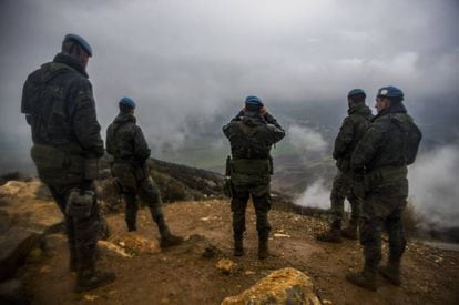 Cascos azules españoles de patrulla en las estribaciones de los Altos del Golán. Unos 600 militares españoles participan en la misión de mantenimiento paz de la ONU en el sur de Líbano.