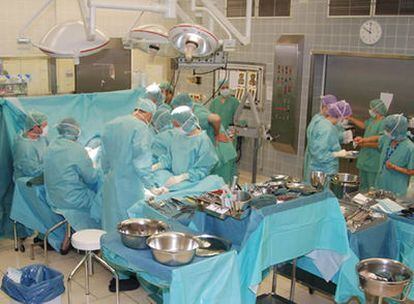 Hace una semana un equipo de 30 cirujanos consiguió hacer el transplante