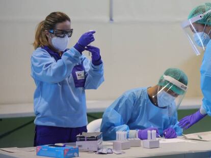 Sanitarios realizan pruebas de detección de Covid-19.