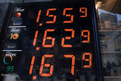 Vista del importe de los carburantes en una gasolinera de Madrid el pasado 17 de febrero.