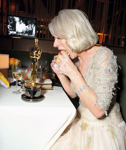 Hellen Mirren comiendo una hamburguesa de In’N’Out Burger tras ganar el Oscar de 2007.
